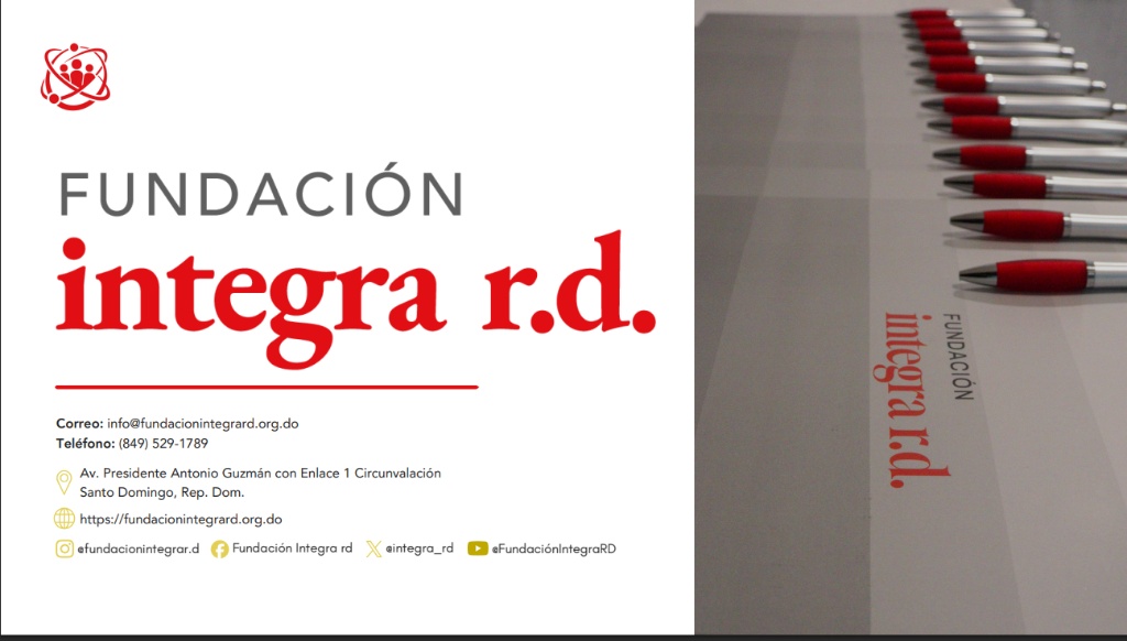 Material corporativo Fundación Integra R.D. — bolígrafos y cuadernos con logo